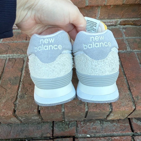 New Balance 574 Sea Salt Running Sneakers Size 9 Men’s and 10.5 Women’s NWOB - Picture 5 of 8